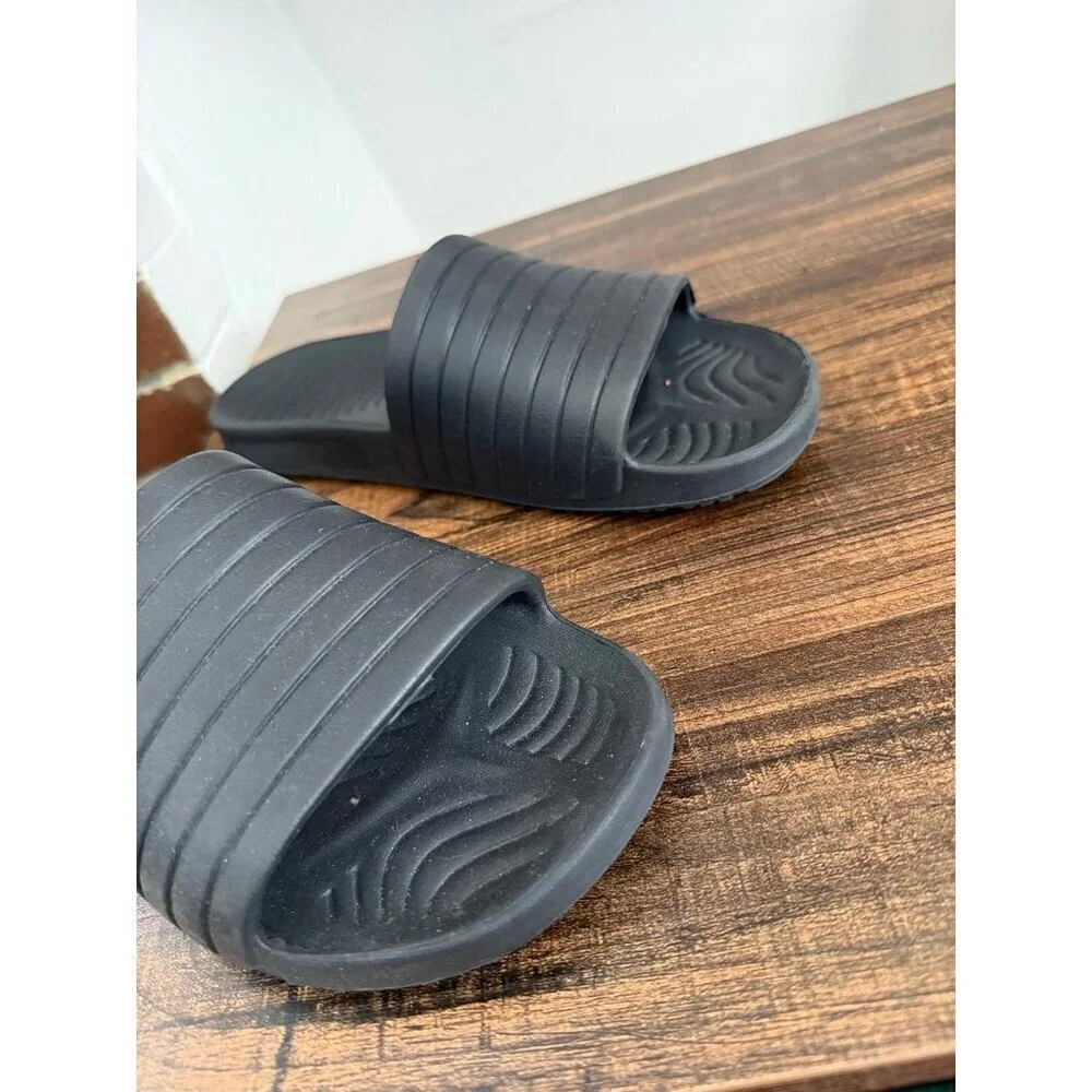 Men’s size 9 black slide slippers